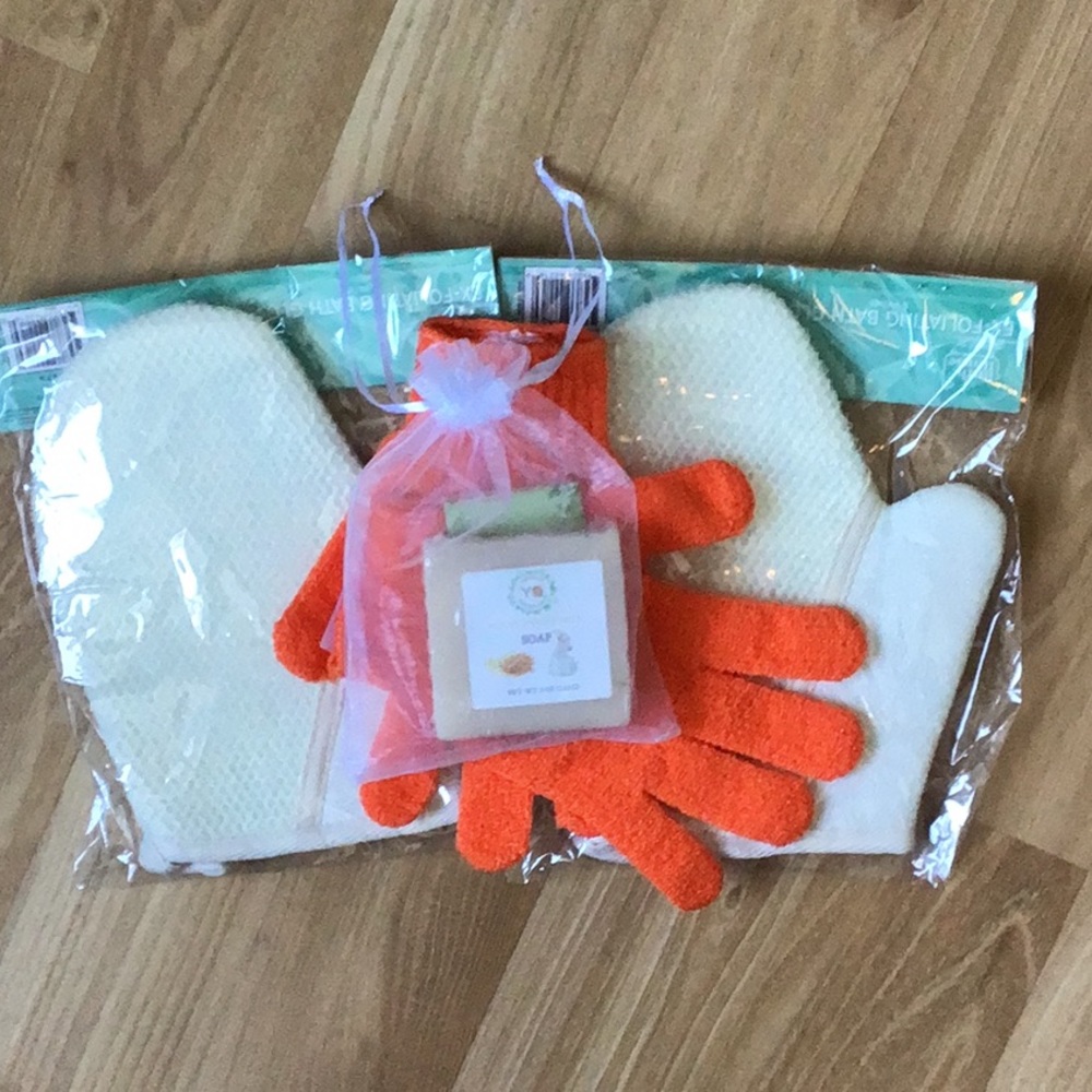 Bundle of Ex-Foliating Bath Gloves and Soap